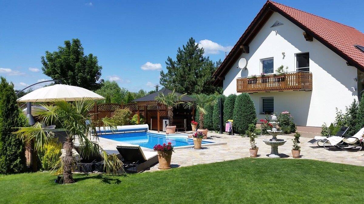 Thumbnail-Hauptstadtmakler-Bezugsfreies Traumhaus mit Pool und Baulandreserve