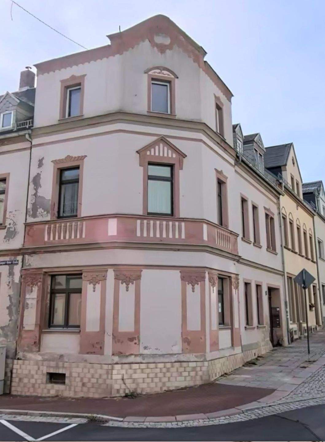 Thumbnail-hübsches Mehrfamilienhaus sanierungsbedürftig