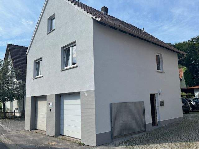 Thumbnail-Einfamilienhaus in Gerach mit Balkon und zwei Garagen - attraktive Erweiterungsoption durch angrenzendes Objekt