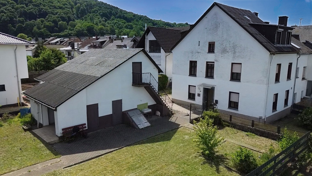 Hausfront inkl. Gartenhaus
