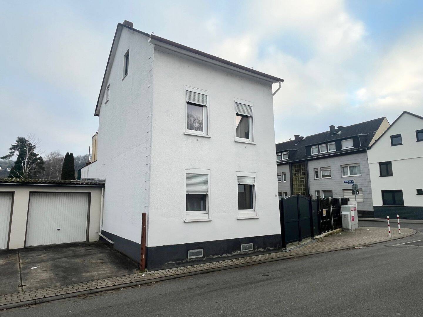 Thumbnail-Das Eifamilienhaus mit neuer Heizung und Grundstück. In Koblenz!