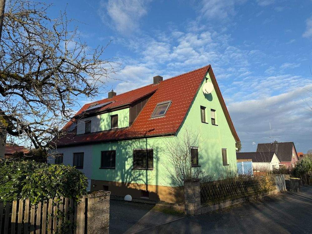 Thumbnail-Doppelhaushälfte mit Doppelgarage und großzügigen Garten