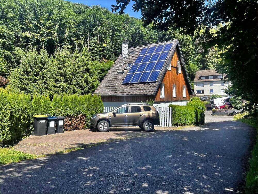 Hausansicht mit Stellplätzen