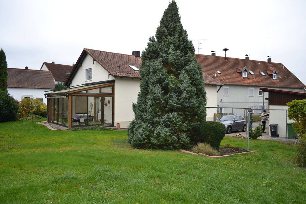 Thumbnail-Älteres Landhaus mit großem Garten in schöner Ortslage u. U. auch für Bauträger geeignet
