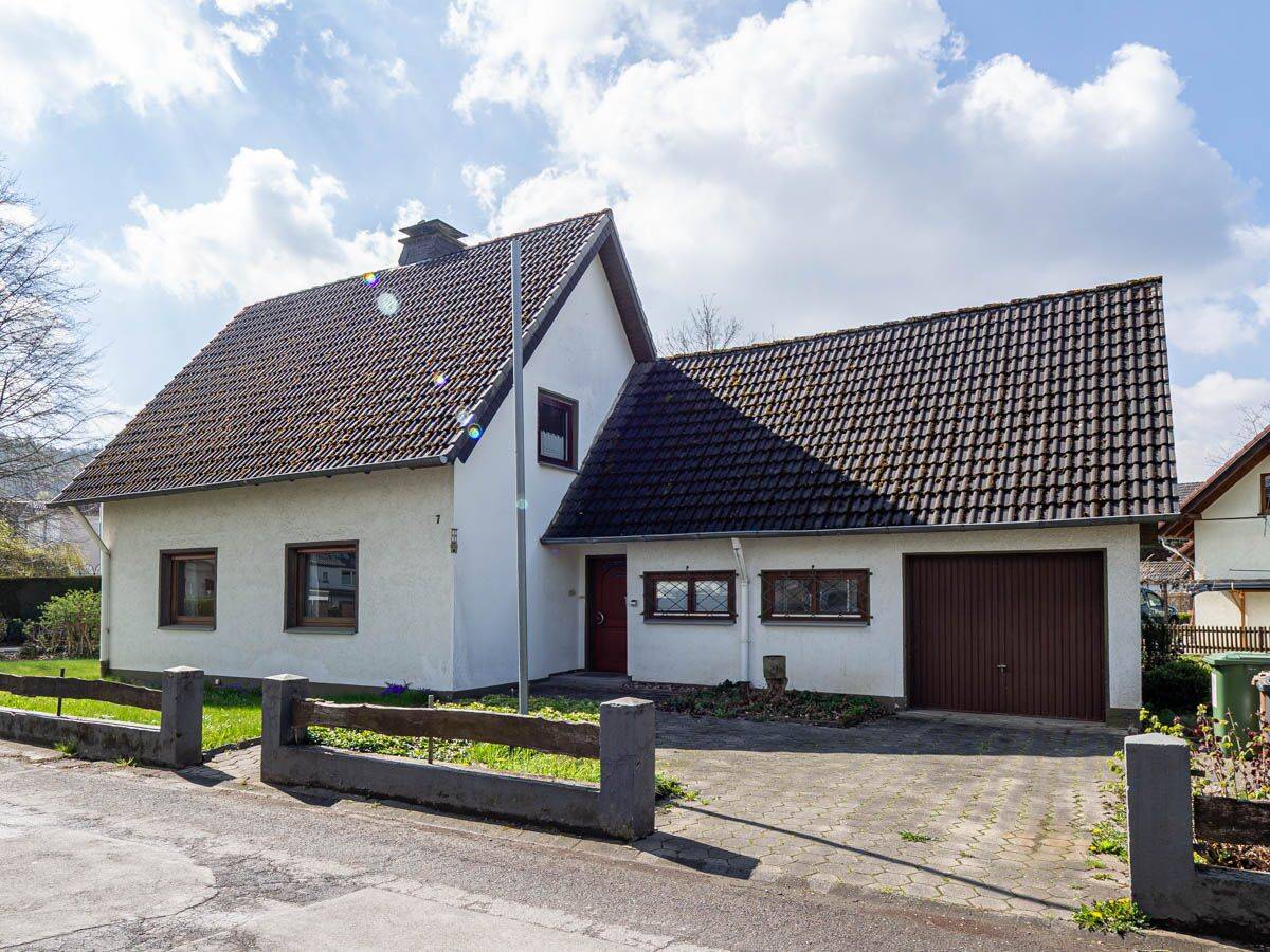 Thumbnail-Geräumiges Einfamilienhaus in schöner Wohnlage von Sundern-Allendorf