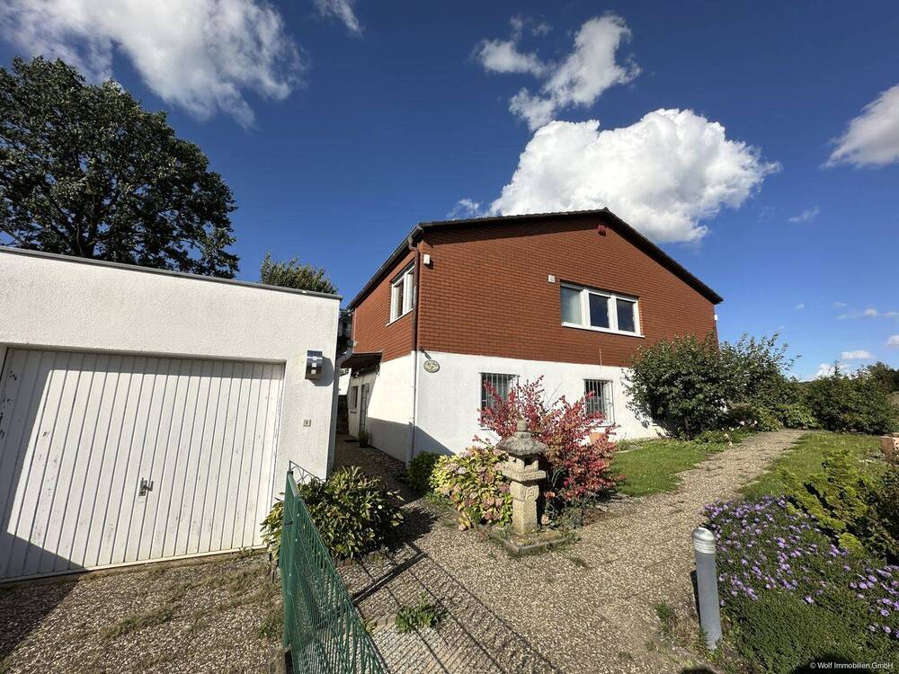 Außenansicht mit Garage