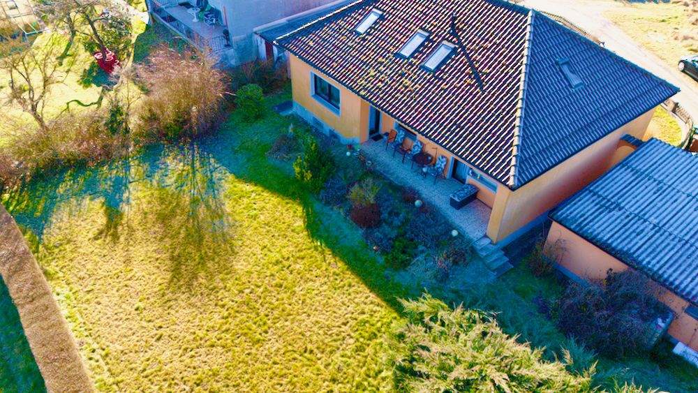 Thumbnail-Einfamilienhaus mit Einliegerwohnung, zwei Garagen und großem Grundstück
