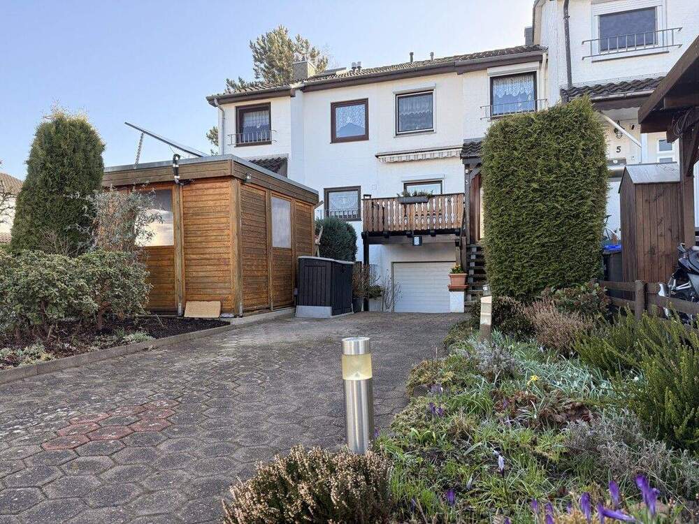 Thumbnail-Zentral wohnen in Leeste: Gepflegtes Reihenmittelhaus mit Wintergarten und Garage!