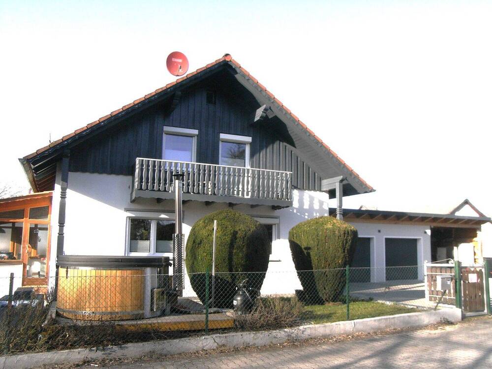 Thumbnail-Liebevoll modernisiertes Einfamilienhaus mit Doppelgarage u. Carport
