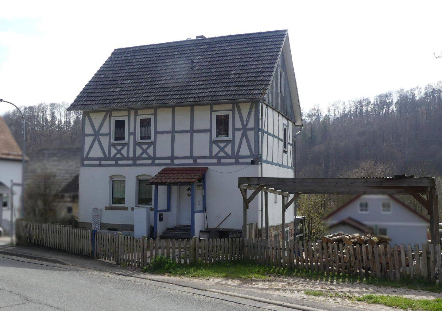 Straßenansicht Eingangsbereich