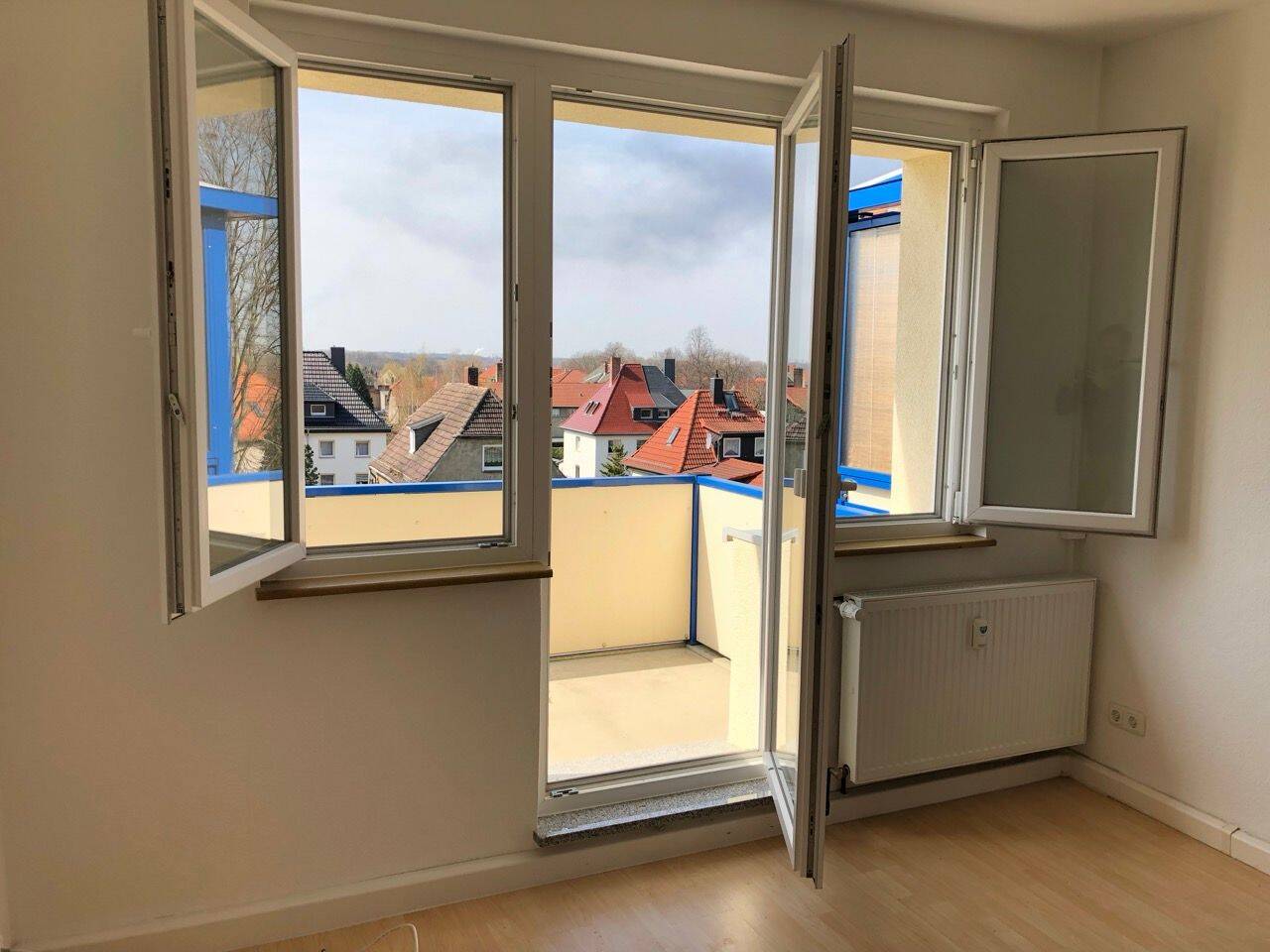 Thumbnail-2 Raumwohnung mit Balkon und Weitblick im Leipziger Süden, Bad mit Dusche, 3. OG