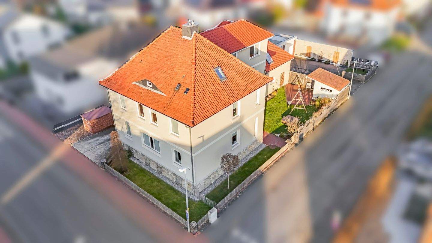 Thumbnail-Großzügiges 2-Familienhaus mit Keller, 3 Garagen, Carport und Stellplätzen in Weetzen