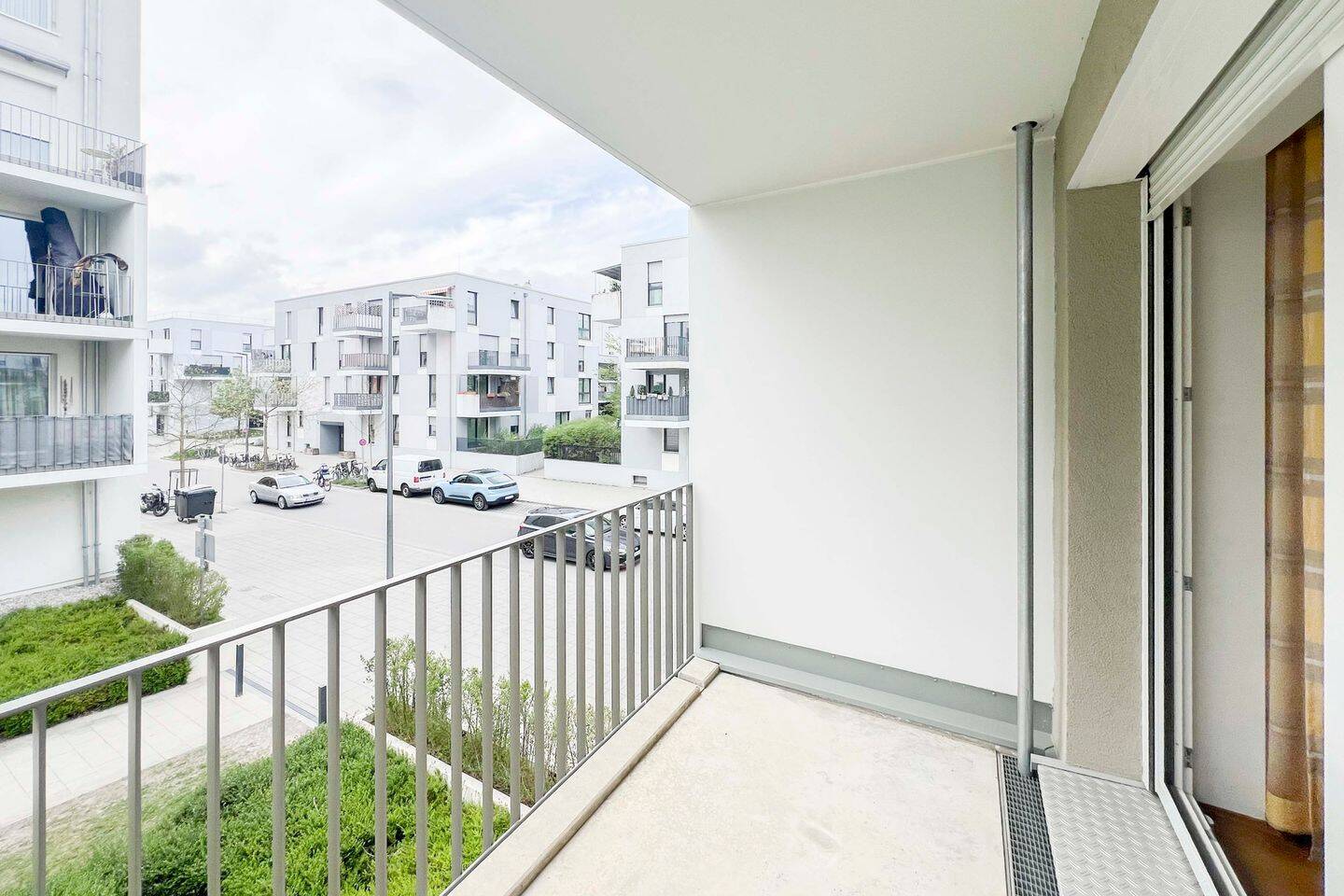 Thumbnail-Sofort bezugsfrei: Neuwertige 2-Zimmer-Wohnung mit überdachtem Balkon inkl. Garagenstellplatz!