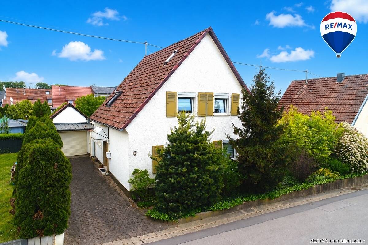 Thumbnail-Einfamilienhaus mit Garage und gepflegtem Garten