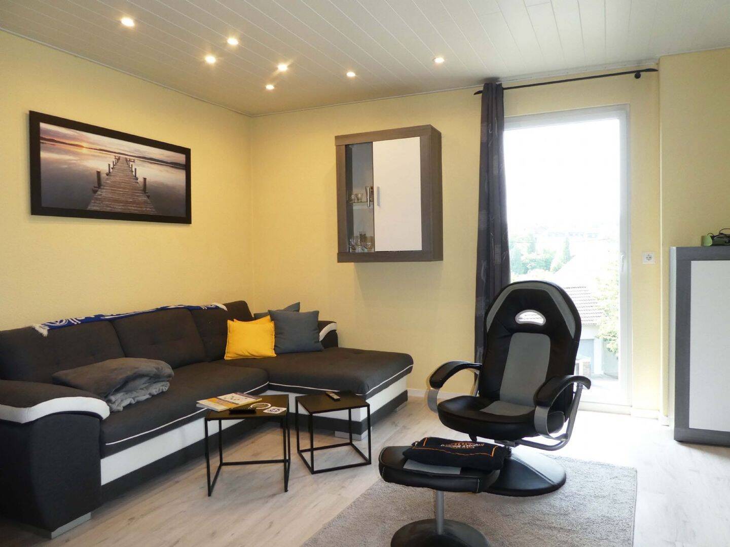 Thumbnail-AUMÜLLER-Immobilien - Gemütliche Doppelhaushälfte mit drei Garagen und zwei Terrassen