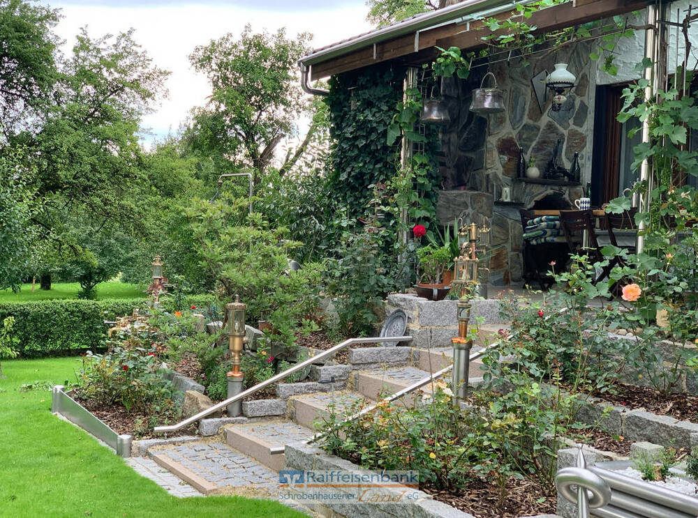 Garten und überdachte Terrasse