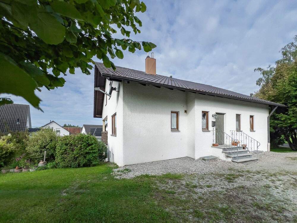 Thumbnail-Einfamilienhaus in sonniger Lage mit Balkon, Einliegerwohnung, 2 Garagen und zusätzlich ausbaubarem Dachgeschoss in 88339 Bad Waldsee-Enzisreute