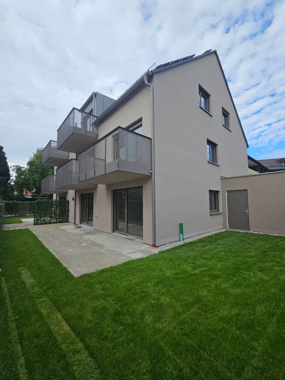 Modernes Neubau-Wohngebäude