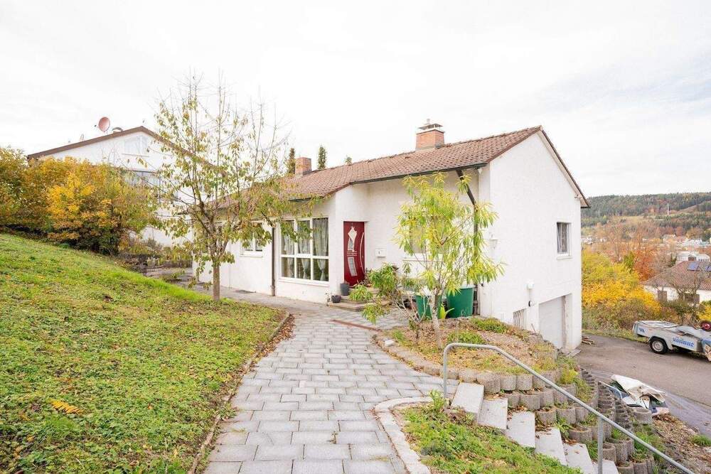 Thumbnail-Gepflegtes Einfamilienhaus mit Einliegerwohnung, Wintergarten & großem Grundstück in Tuttlingen