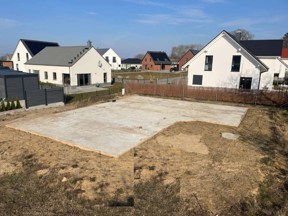 Thumbnail-Grundstück mit Bodenplatte und Baugenehmigung