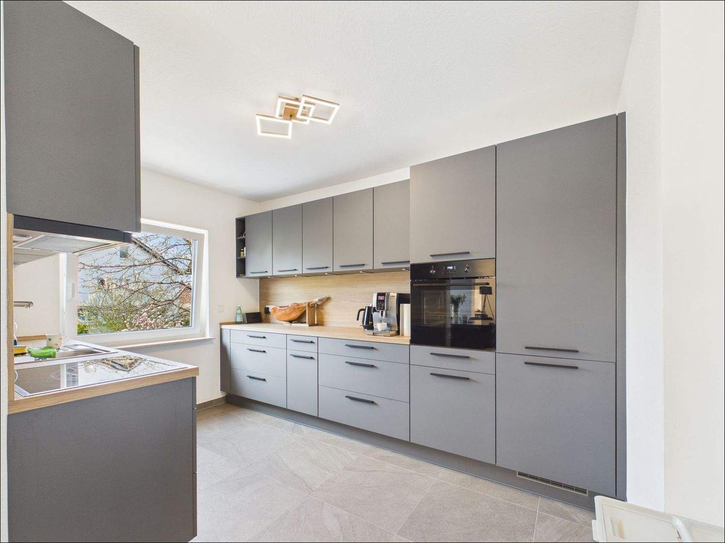 Thumbnail-Freistehendes Mehrfamilienhaus mit 3 Wohneinheiten und Bebauungspotenzial in gefragter Lage