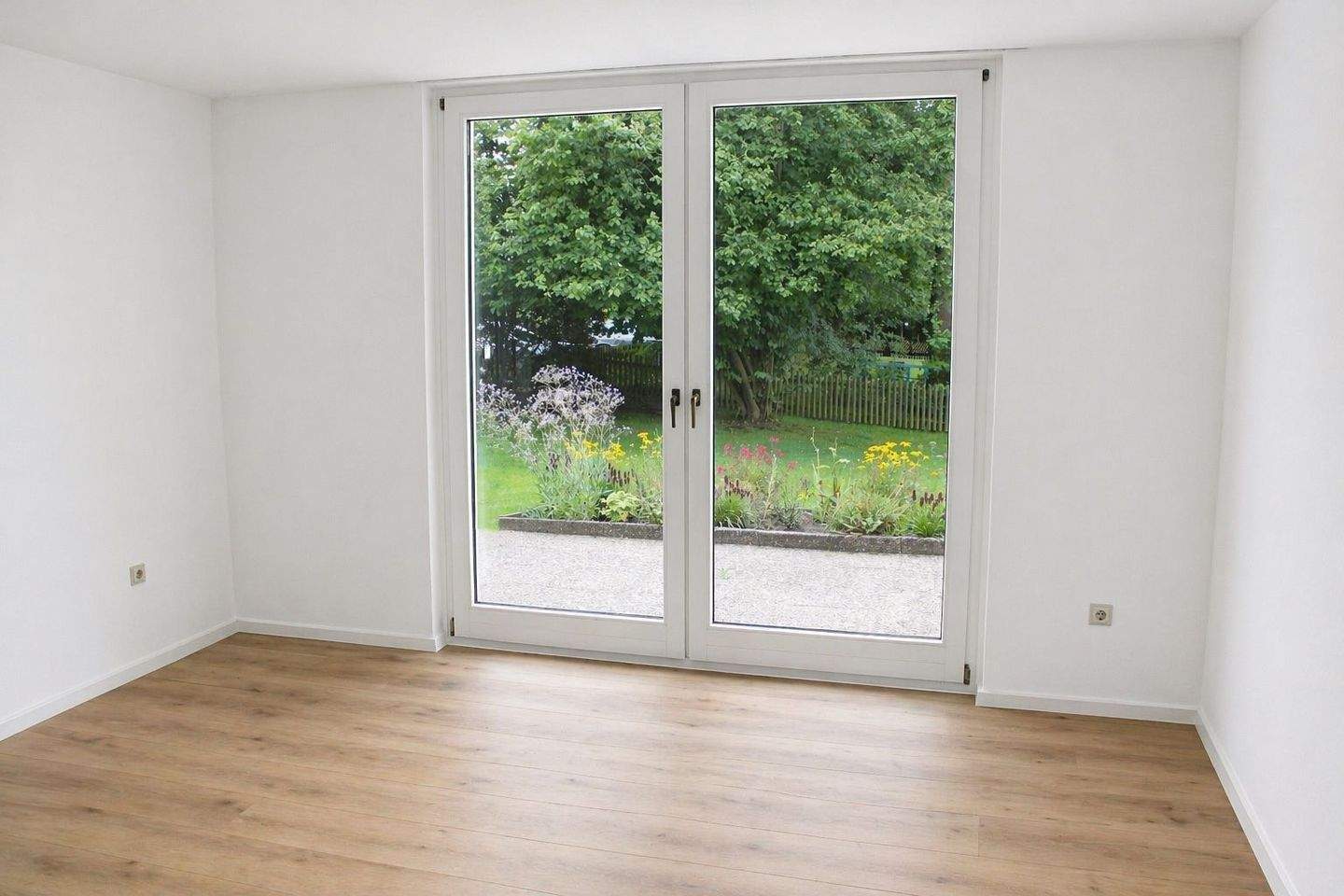 Thumbnail-Provisionsfrei und ein eigener Garten! Freiwerdende 1-Zimmer-Wohnung mit Terrasse im Erdgeschoss in nettem MFH in Nürnberg Katzwang