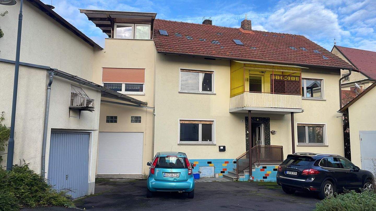 Thumbnail-gutes Mietshaus mit Nebengebäuden