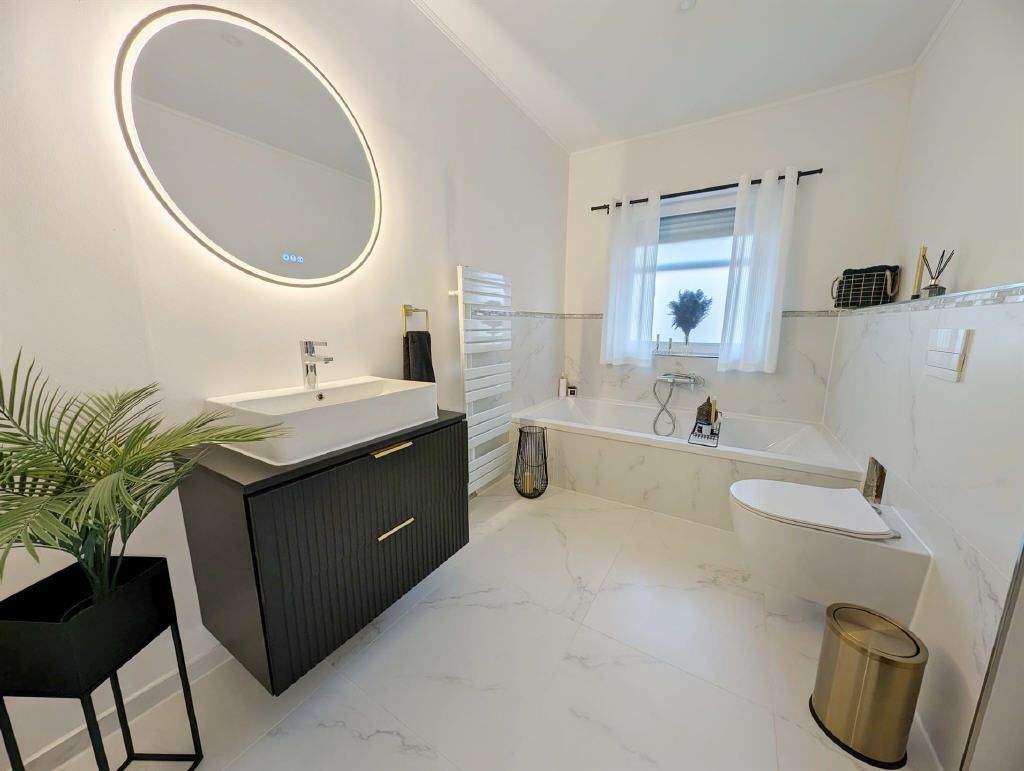 Thumbnail-== Hier haben Sie das ganze Dachgeschoss für sich! Renovierte ETW in Lipperreihe ==