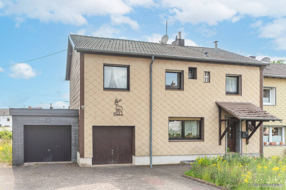 Einfamilienhaus mit 2 Garagen