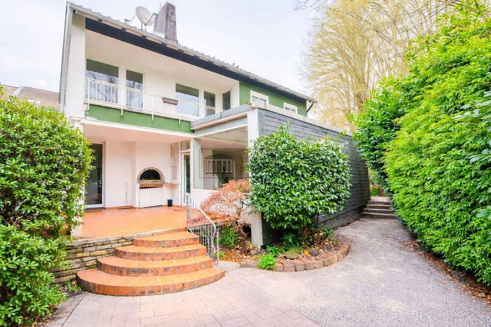 Thumbnail-Geräumiges freistehendes Einfamilienhaus mit vielseitigem Potenzial in bester Lage