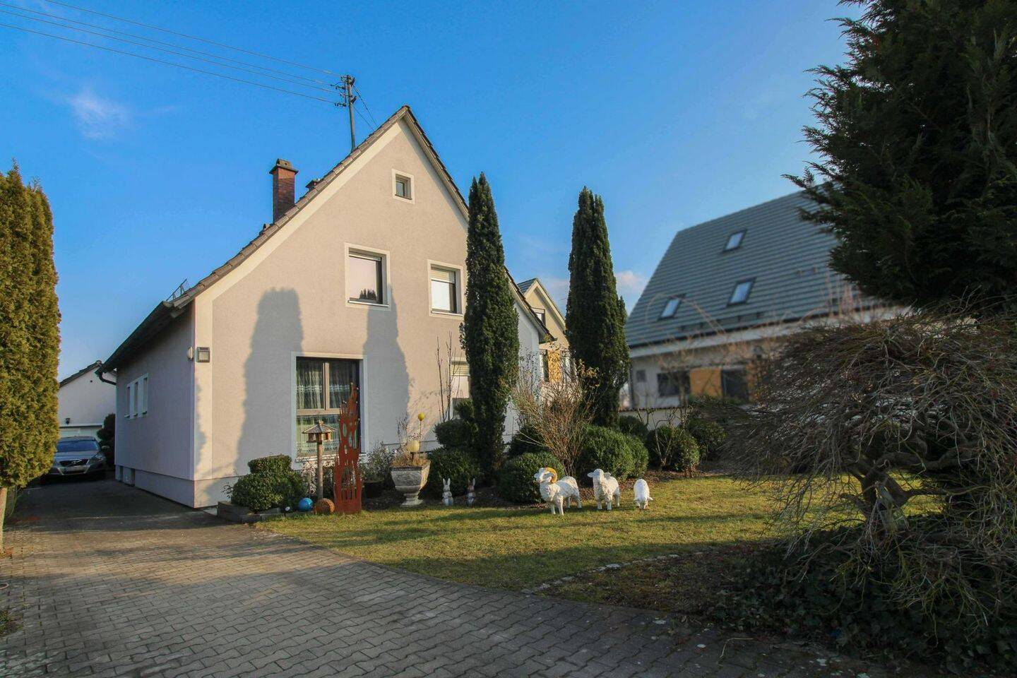 Thumbnail-Top Zustand - Modernisiertes Zweifamilienhaus mit Außenwanddämmung, Garten, Garage, Balkon, Keller