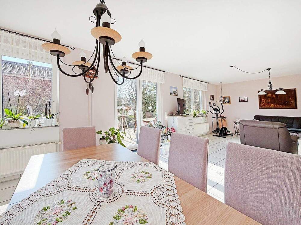 Thumbnail-Großzügiges Ein- oder Zweifamilienhaus in bevorzugter Feldrandlage!