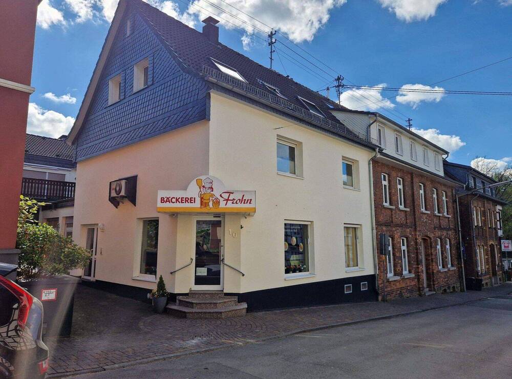 Thumbnail-Im Herzen von Much: Wohn-Geschäftshaus mit Gewerbeeinheit und zwei Wohnungen