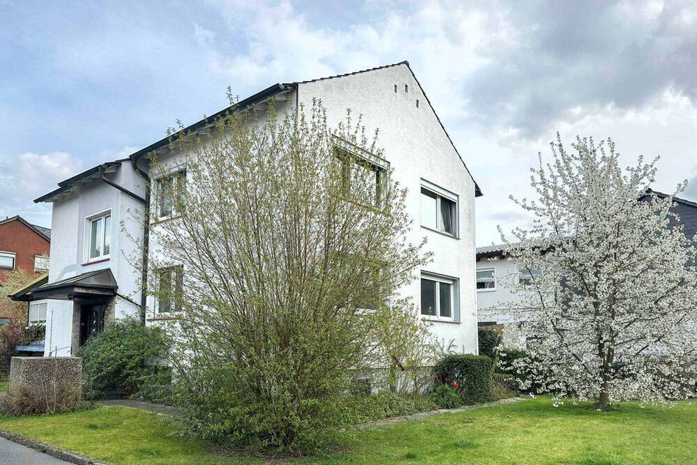 Thumbnail-Freistehendes Zweifamilienhaus mit viel Platz und Gestaltungsspielraum