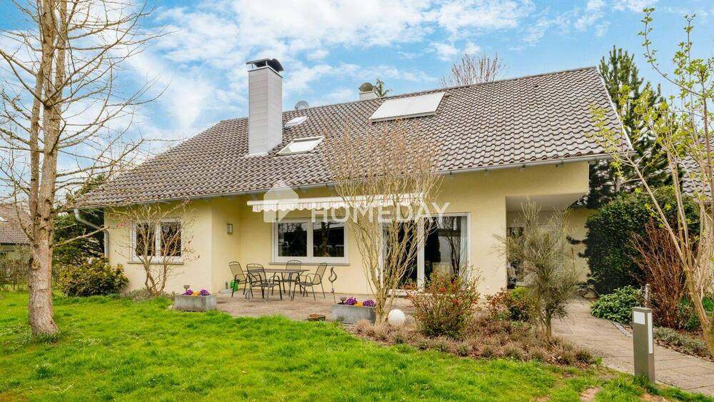 Thumbnail-Großzügiges Einfamilienhaus mit Einliegerwohnung auf traumhaftem Grundstück