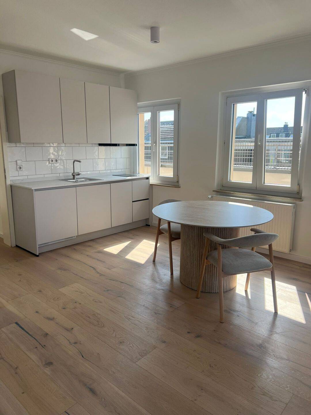 Thumbnail-ALTBAUNEUES PARKETTWÄNDE VERPUTZTTEILMÖBLIERTBALKON