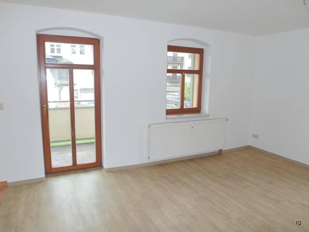 Thumbnail-Kleine 2-Zimmer Wohnung mit Balkon, offener Küche, Laminatboden & Bad mit Dusche