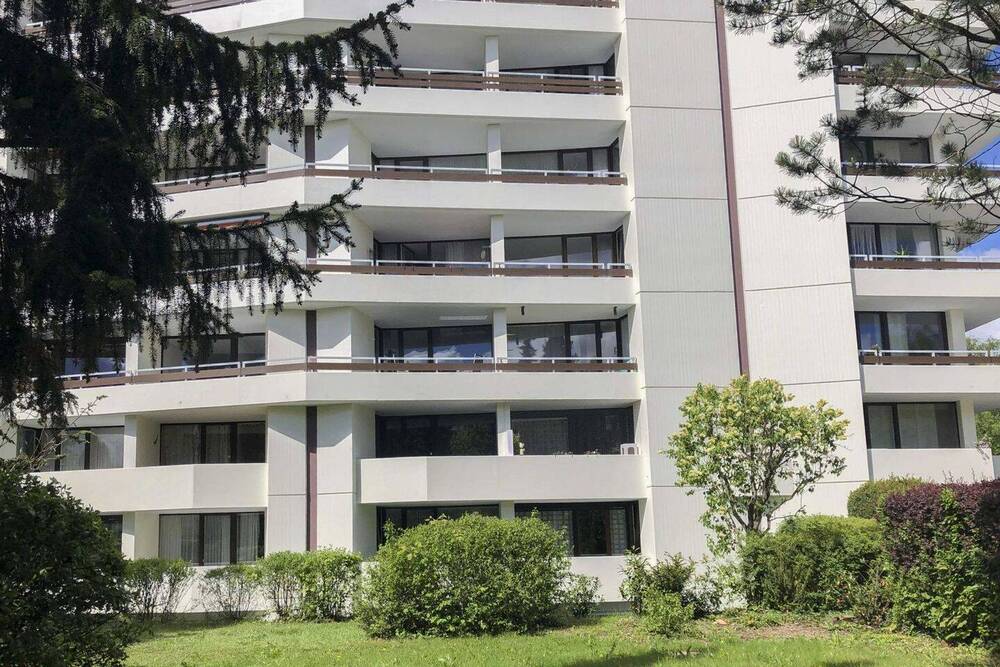 Thumbnail-Beste Lage Göggingen: Großzügige 4-Zi.-Whg. auf zwei Ebenen (EG) mit TG & Dachpool mit Weitblick