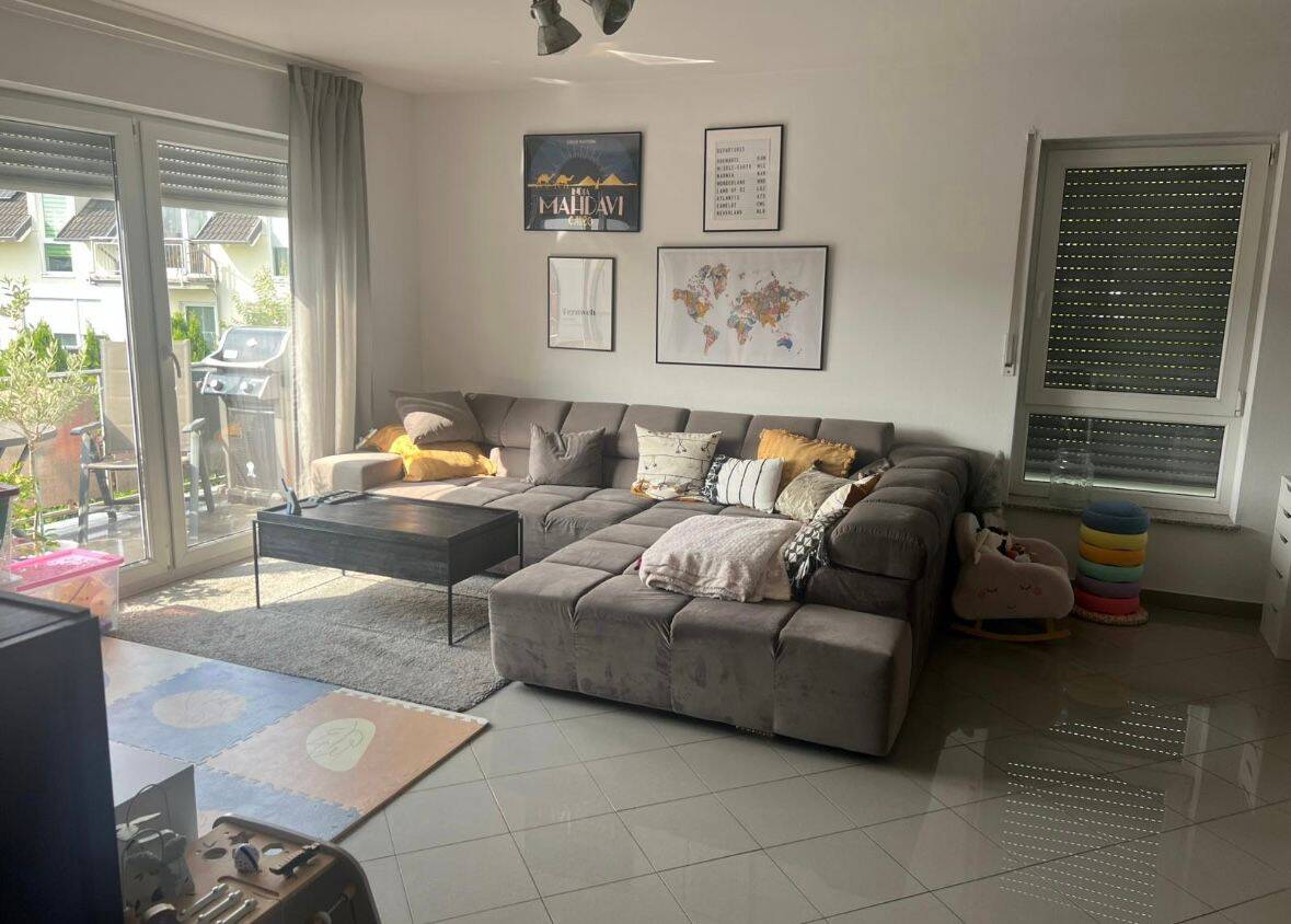 Wohnzimmer mit Zugang zum Balkon