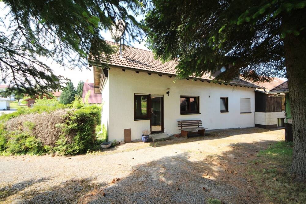 Thumbnail-Großzügiges Anwesen - Wohnhaus u. Nebengebäude u. über 1.700 m² Grundstück - ideal für ihr Hobby ...