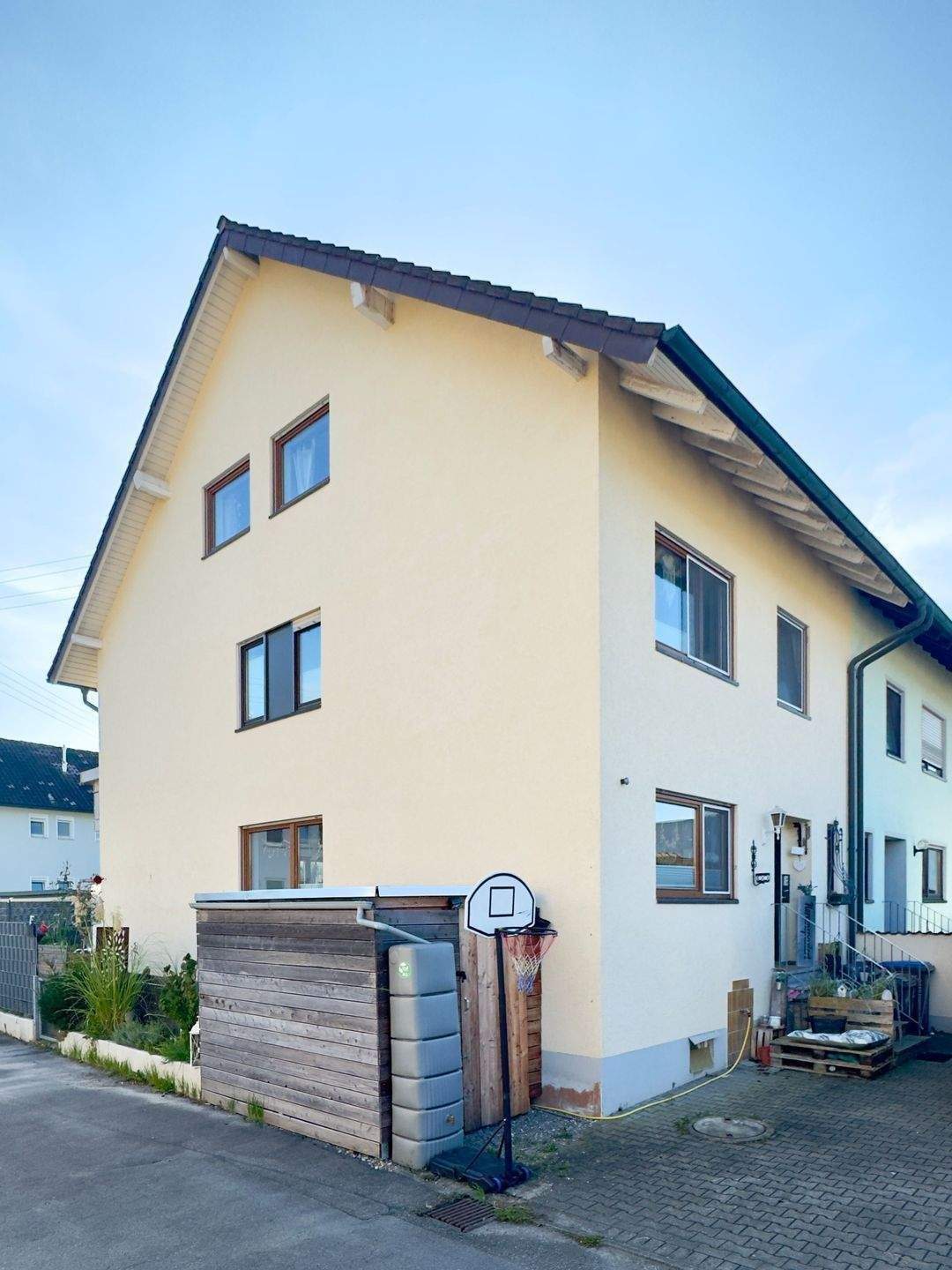 Thumbnail-Attraktive Doppelhaushälfte in Meckenbeuren mit Einliegerwohnung, zwei Garagen und zentraler Ruhelage