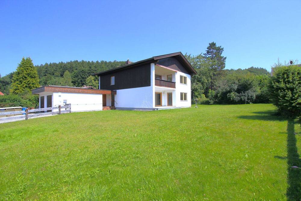Hausansicht und Garten