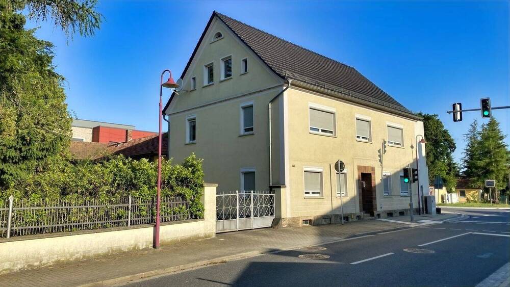 Thumbnail-Viel Platz mit Nebengebäude und Garagen