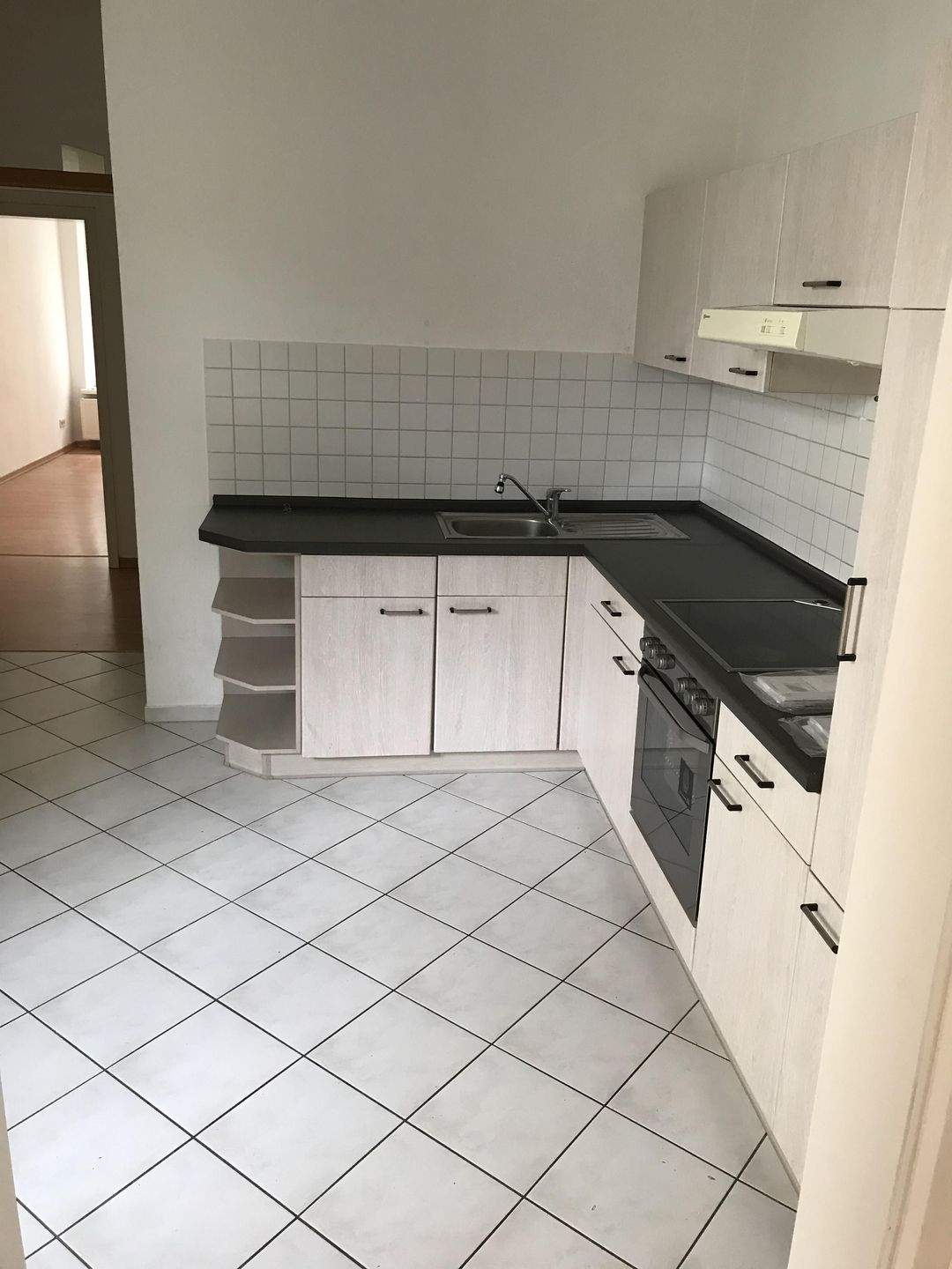Thumbnail-Sehr schöne preiswerte 3-R-Wohnung 1.OG mit kleiner Terrasse in MD.Sudenburg ca.66m2 zu vermieten.