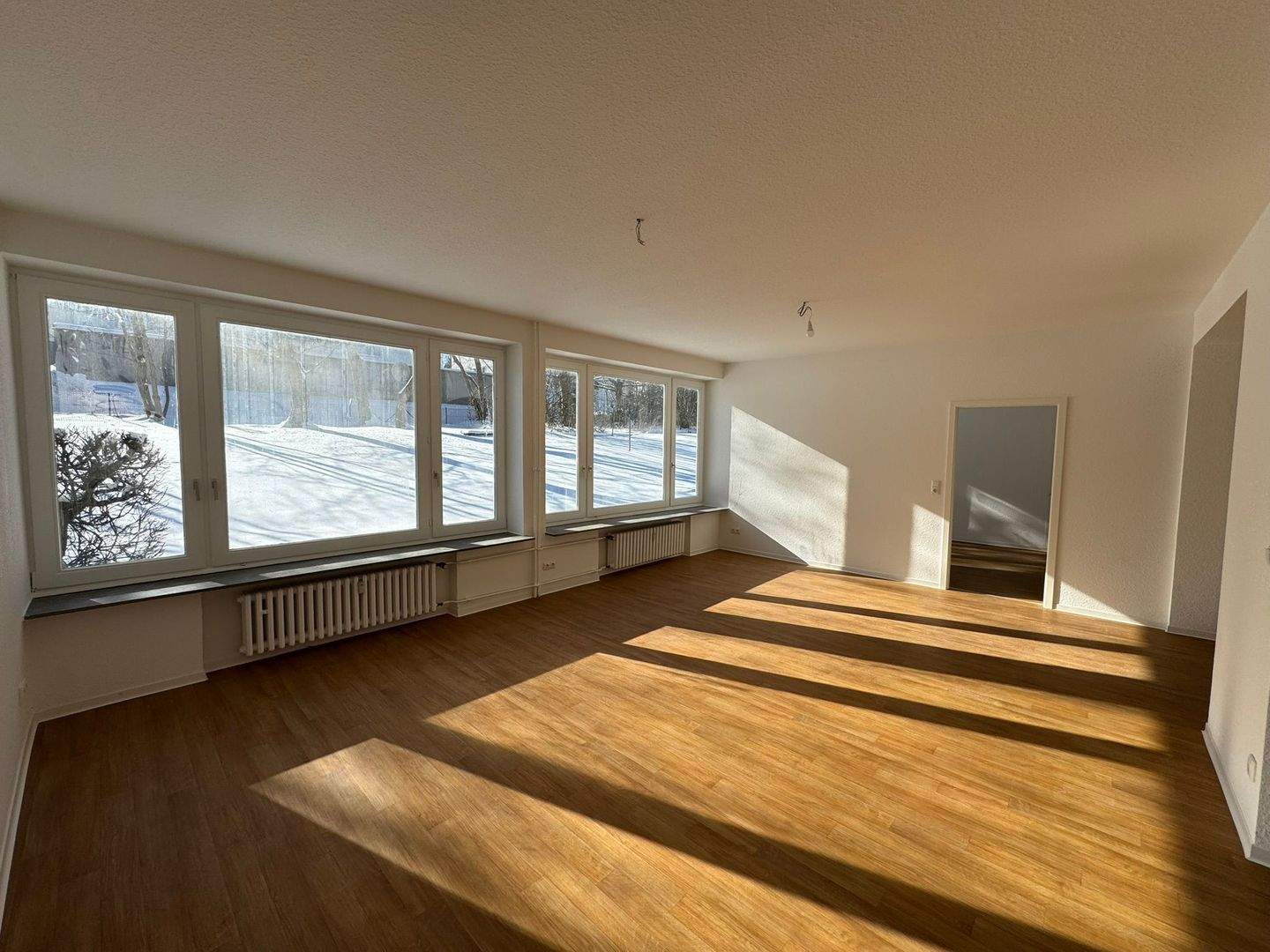 Thumbnail-INDIVIDUELL IM ERDGESCHOSS * Helles Wohnzimmer mit offener Küche, Vorratskammer und Essecke * Duschbad + WC separat * Terrasse