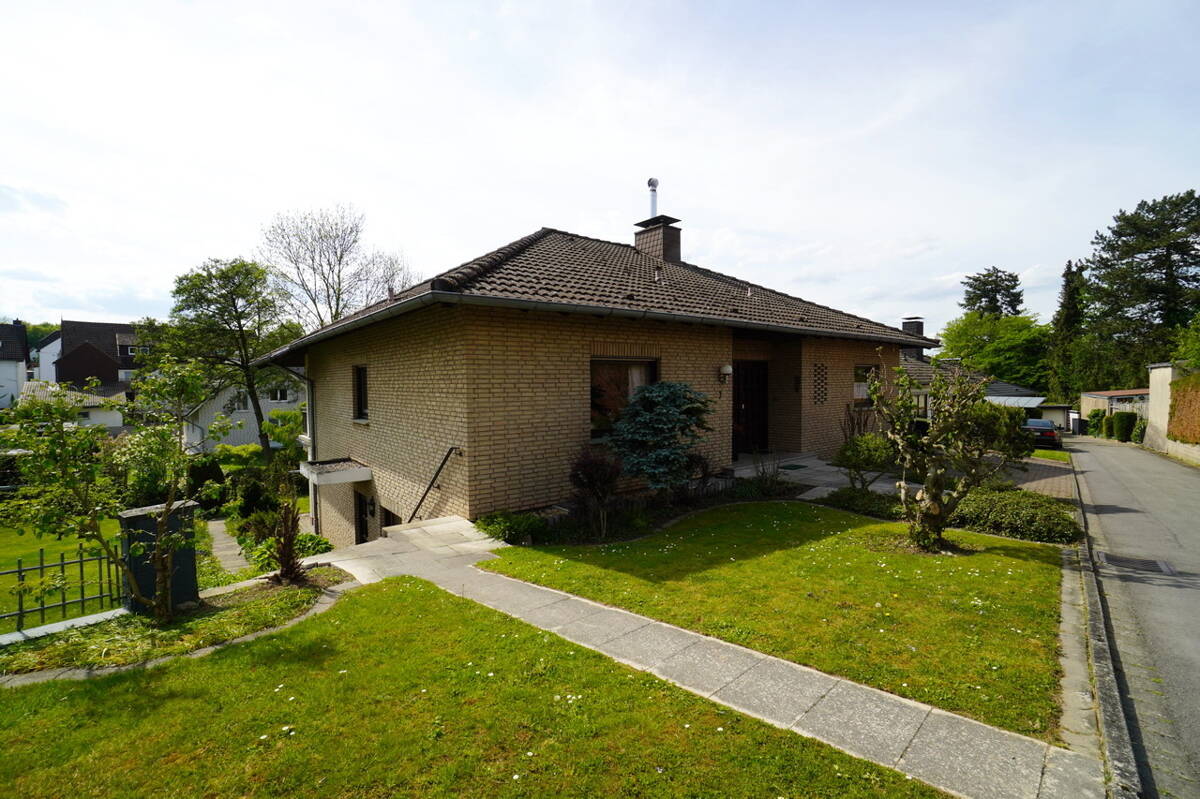 Thumbnail-Einfamilienhaus mit Einliegerwohnung, Garten und Garage in Schieder-Schwalenberg