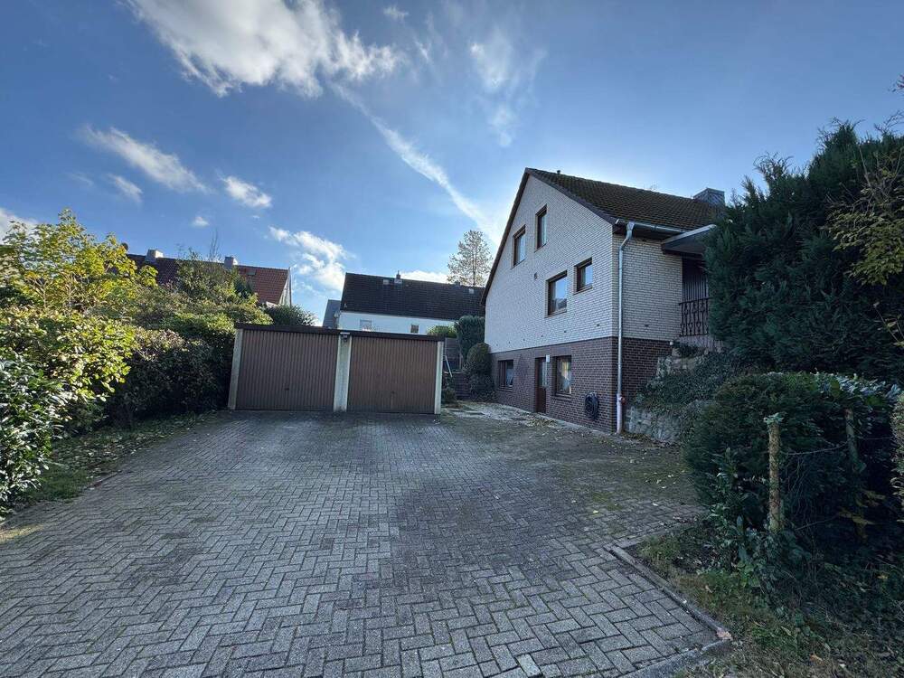 Thumbnail-Schönes Einfamilienhaus mit Doppelgarage in Hamburg-Eißendorf