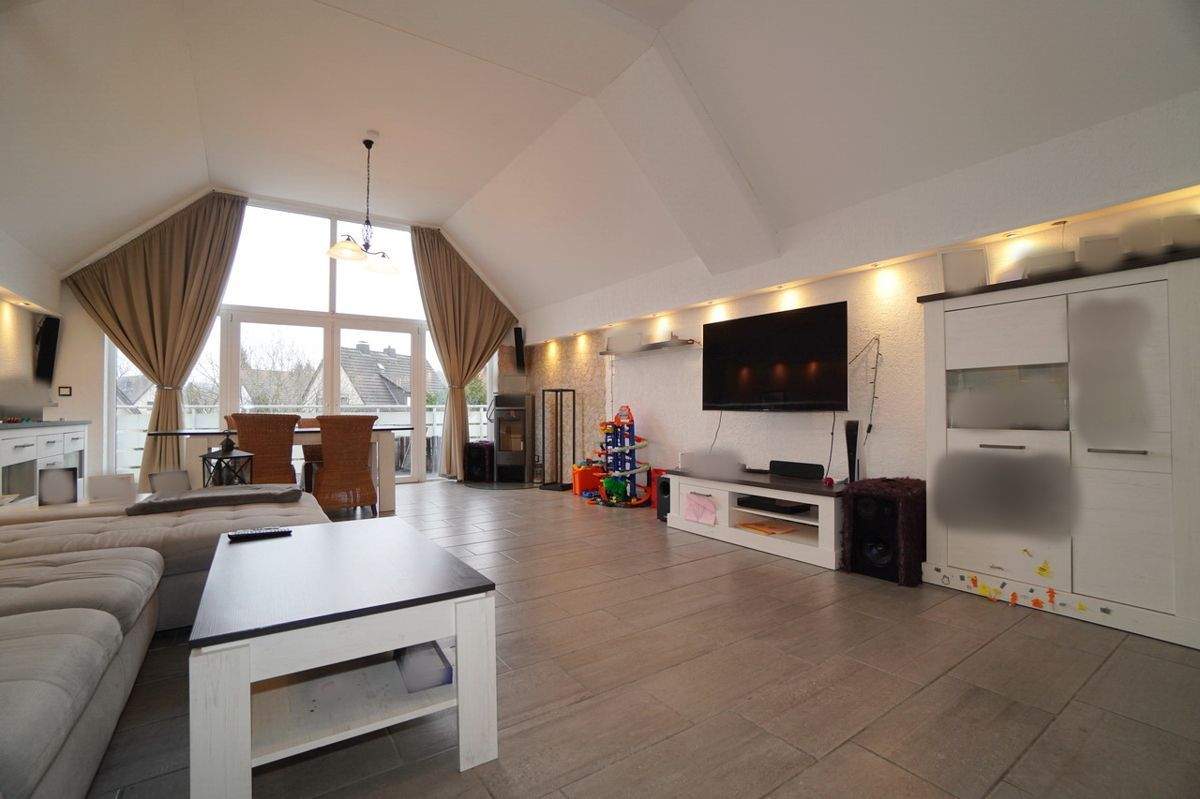 Thumbnail-Modernisierte Dachgeschosswohnung mit großer Dachterrasse und Garage, frei und sofort beziehbar