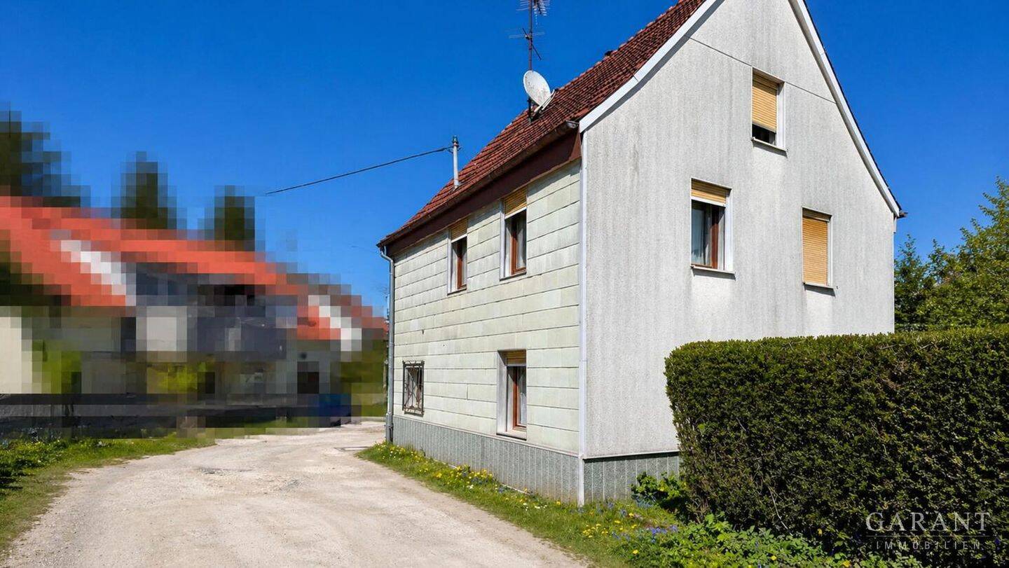 Thumbnail-Liebenswertes Einfamilienhaus mit Garage und Terrasse - renovierungsbedürftig - in zentraler Lage