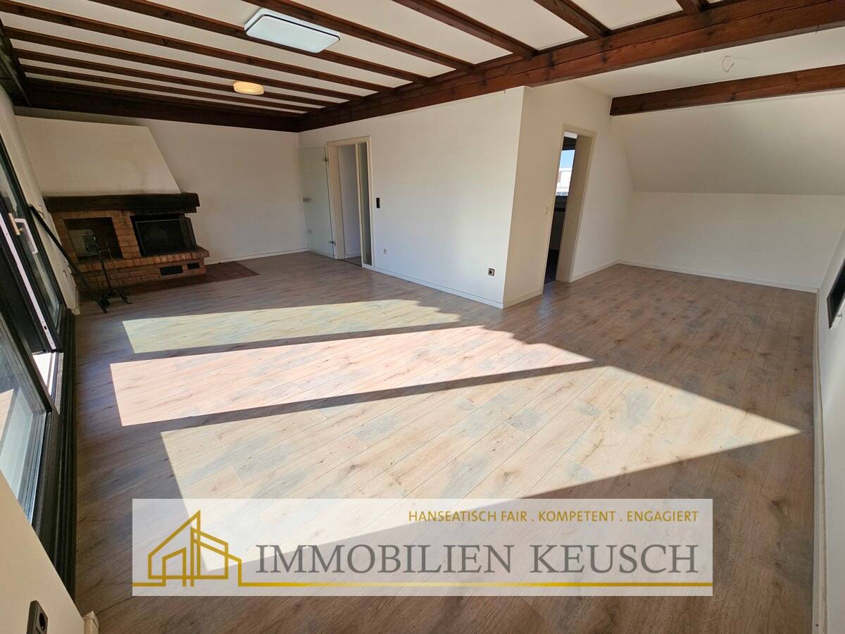 Großes & helles Wohn-Esszimmer mit Kamin